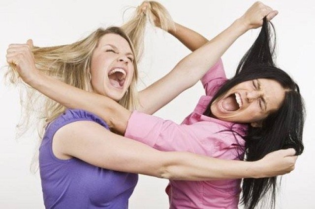 Nằm mơ thấy đánh nhau với người lạ là điềm gì?