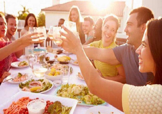 Mơ thấy ăn uống là điềm gì Mơ thấy ăn uống là điềm gì