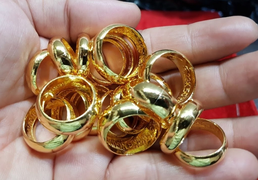 Chiếc nhẫn vàng trong giấc mơ tượng trưng cho sự gắn kết Chiếc nhẫn vàng trong giấc mơ tượng trưng cho sự gắn kết